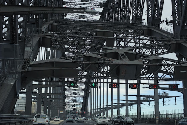 Foto coches que se mueven en el puente del puerto de sydney