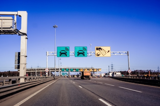 Coches que pasan por el punto de la autopista de peaje, estación de peaje. El diámetro occidental de alta velocidad es una forma expresa de cruzar la ciudad, San Petersburgo, Rusia. Autopista de peaje. caminos rusos