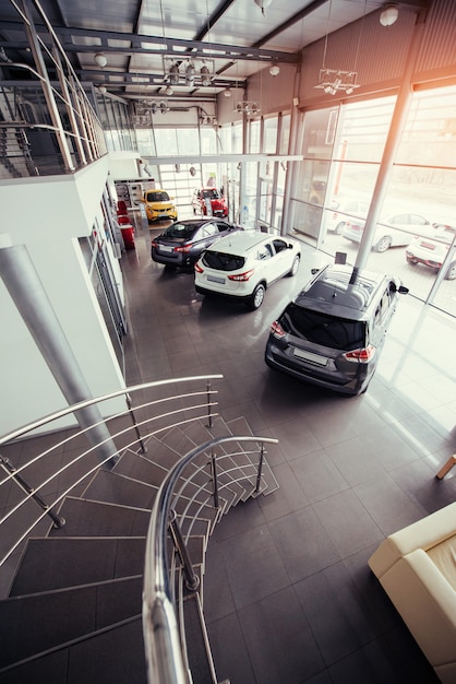 Coches en el showroom de la exposición.