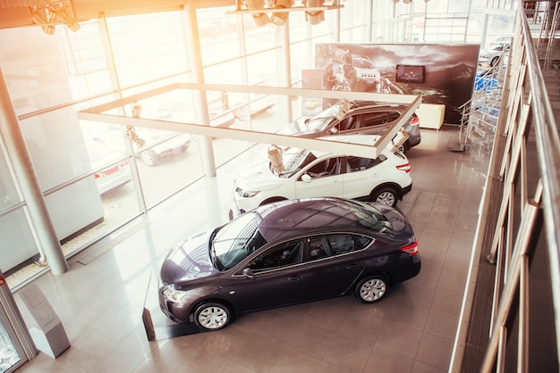 Coches en el showroom de la exposición.