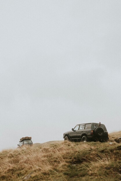 Coches todoterreno en la naturaleza