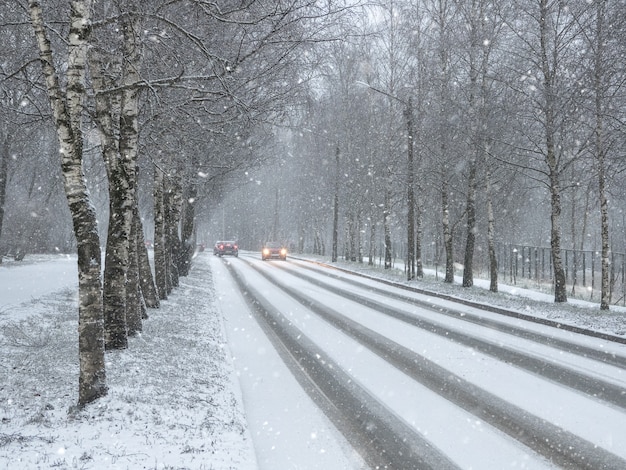 Coches de tráfico de invierno. Camino rural de invierno en nevadas