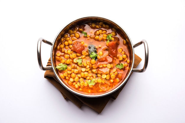 Cocido Chana Dal fry o Split Tadka de gramo de Bengala servido en un recipiente o sartén, el enfoque selectivo