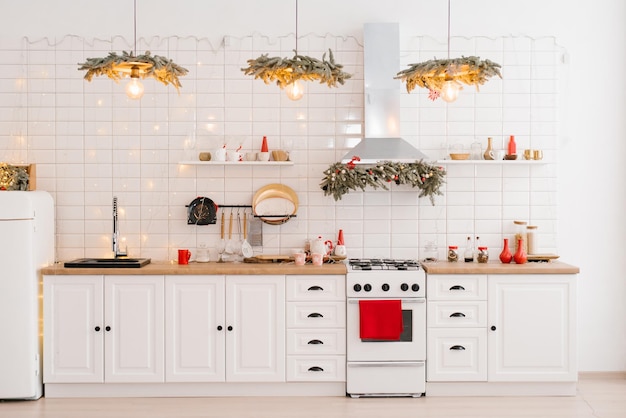 Cocina acogedora de invierno con adornos rojos utensilios navideños.