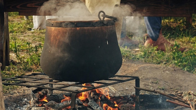 Cocina al aire libre cocinar en la hoguera caldero de metal sobre el fuego closeup