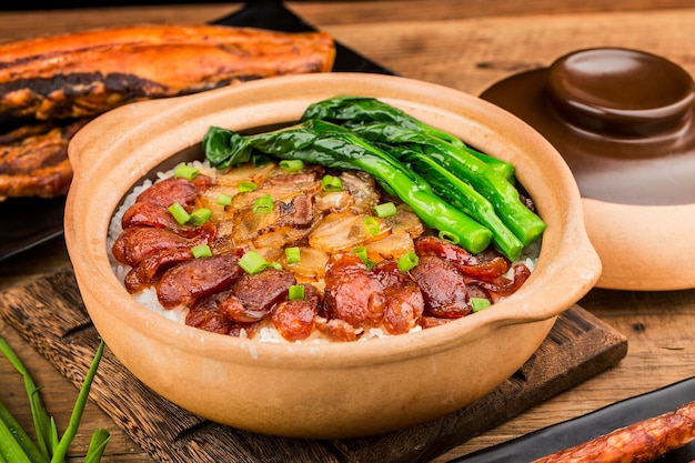 Cocina al estilo cantonés de arroz a la cazuela con carnes enceradas