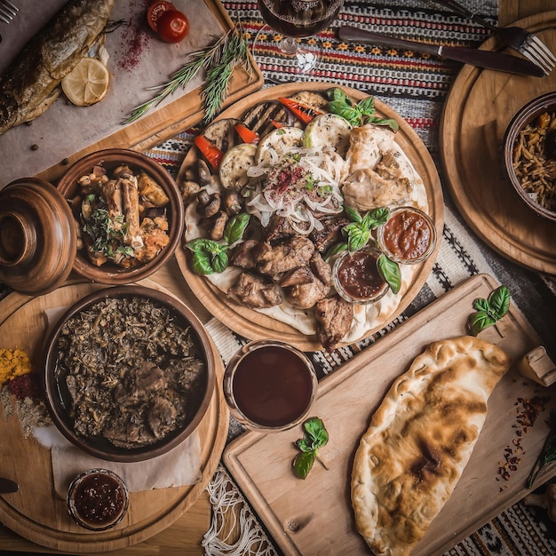 Cocina árabe almuerzo tradicional de Oriente Medio También es el Iftar de Ramadán La comida comida por los musulmanes después de la puesta del sol durante el Ramadán Una variedad de platos orientales árabes vista superior con primer plano