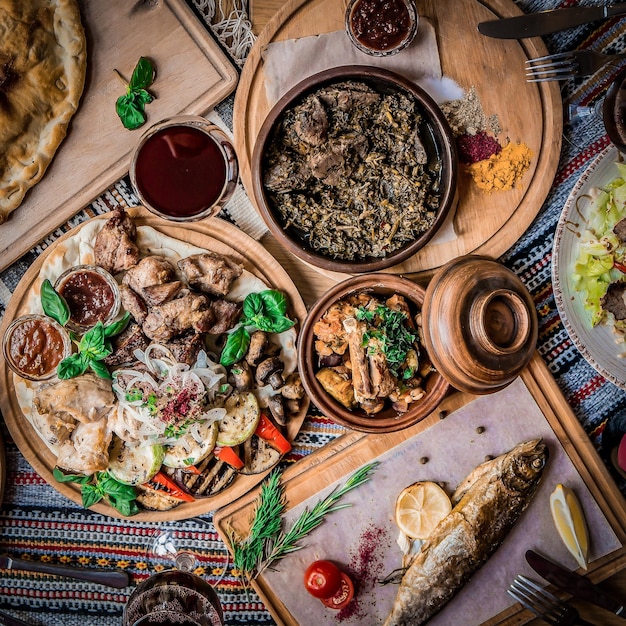 Cocina árabe almuerzo tradicional de Oriente Medio También es el Iftar de Ramadán La comida comida por los musulmanes después de la puesta del sol durante el Ramadán Una variedad de platos orientales árabes vista superior con primer plano