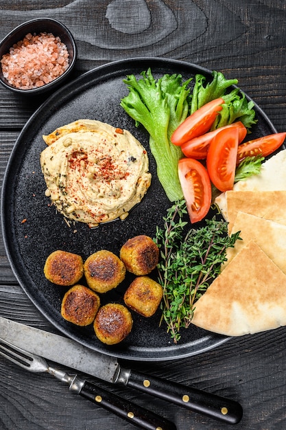 Cocina árabe Hummus de garbanzos, falafel, pan de pita y verduras frescas.