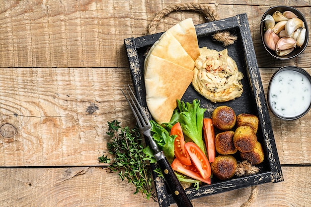 Cocina árabe Hummus de garbanzos, falafel, pan de pita y verduras frescas.