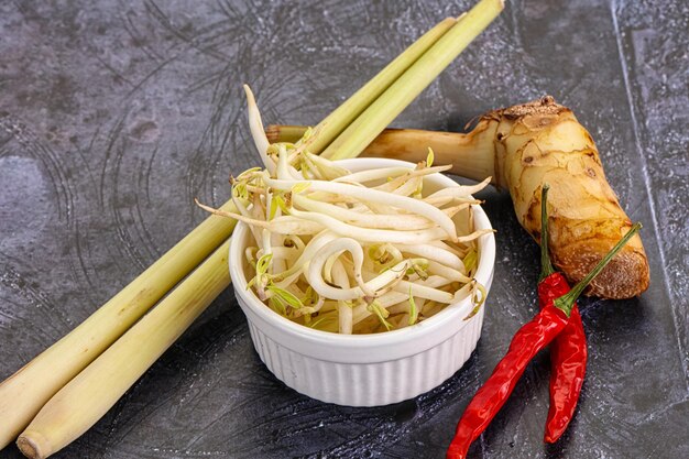 Foto cocina asiática mash de brotes de frijol para cocinar