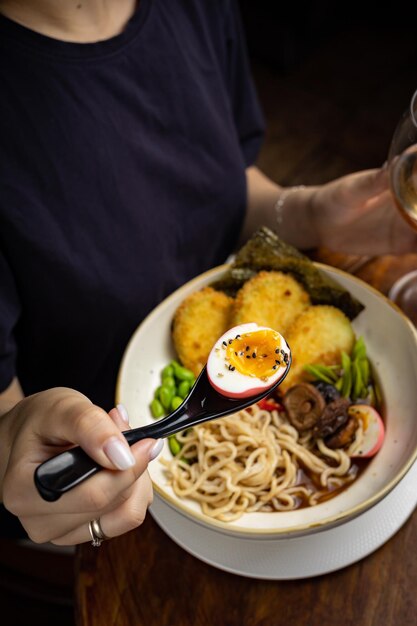 Cocina asiática. Sopa japonesa de ramen en la mesa