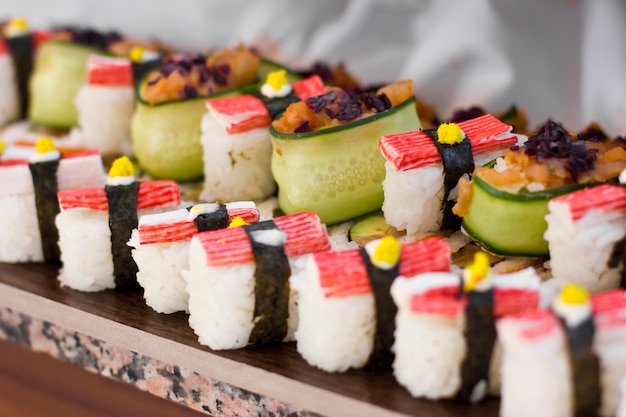 Cocina asiática. Sushi, rollitos y sashimi en restaurante.