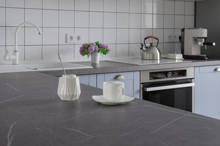 Cocina azul y gris minimalista con estilo moderno con utensilios de cocina.