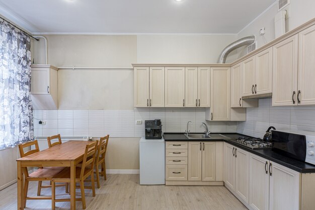 cocina en beige, con muebles