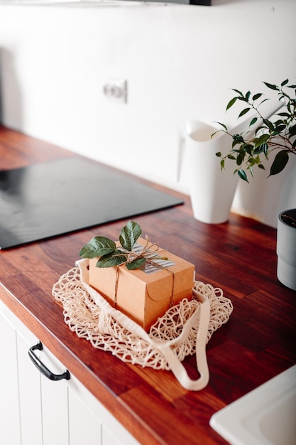 Cocina blanca con caja de regalo Tarjeta de Pascua feliz con cesta de malla y caja de regalo de papel artesanal