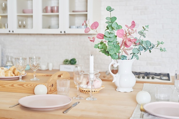 Cocina blanca en estilo loft interior. Utensilios de cocina y estanterías.