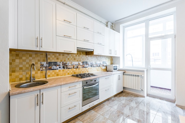 Foto cocina blanca estilo moderno apartamento real