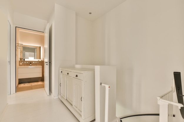 una cocina blanca con un gabinete blanco y una puerta