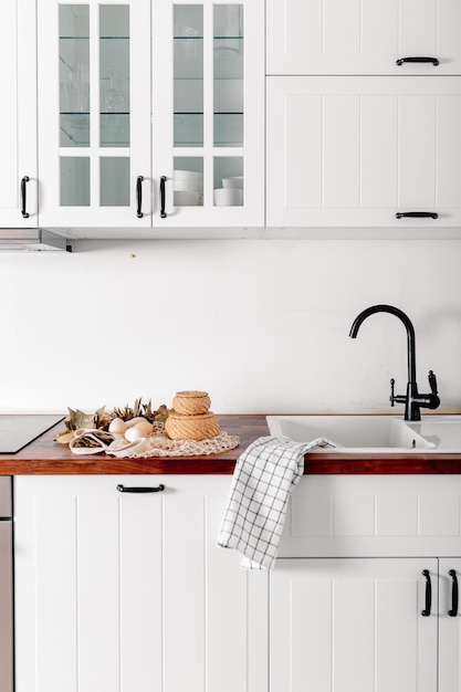 Cocina blanca con huevos y caja de regalo Tarjeta de Pascua feliz con huevos de madera Comprador de malla con huevos