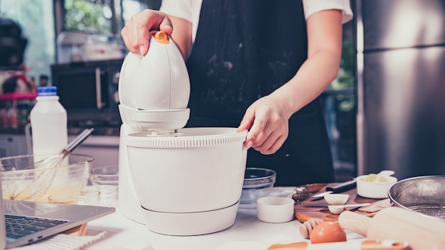 Cocina casera por aprendizaje online para el proceso de cocina postre dulce casero. Quédate en casa y concepto de conexión social. Nueva normalidad y vida después del COVID-19.