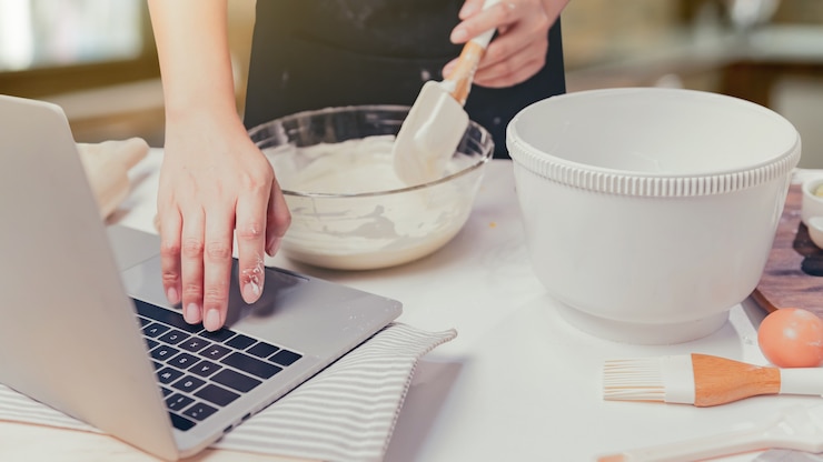 Foto cocina casera por aprendizaje online para el proceso de cocina postre dulce casero. quédate en casa y concepto de conexión social. nueva normalidad y vida después del covid-19.