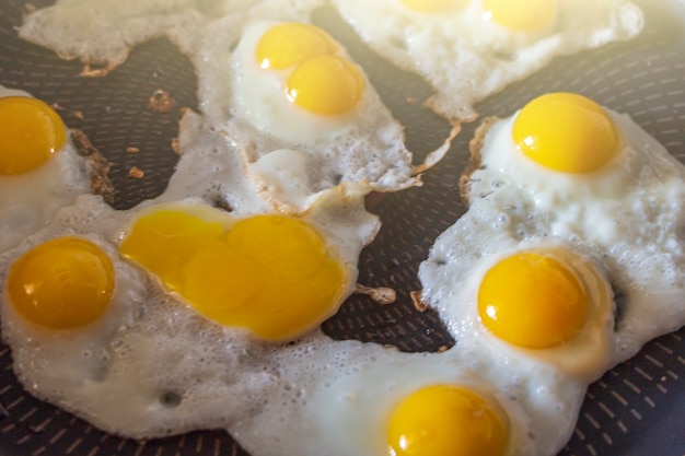 Cocina casera. Huevos de codorniz fritos en sartén.