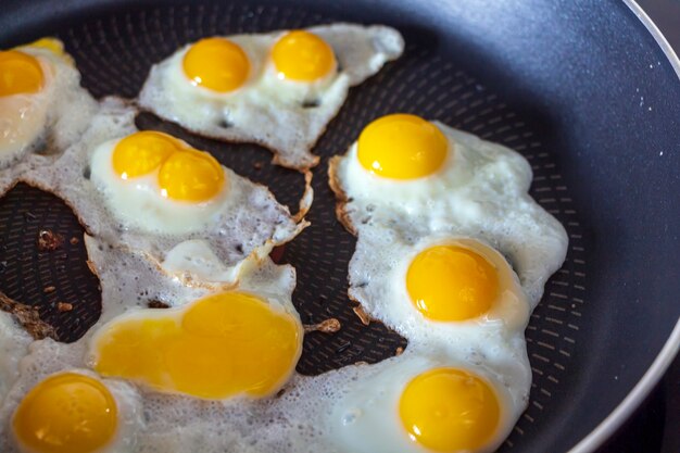 Cocina casera. Huevos de codorniz fritos en sartén.