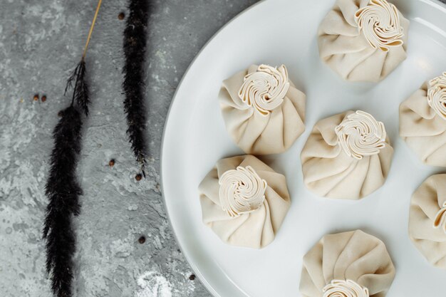 Cocina del Cáucaso - Khinkali con carne en un plato blanco.