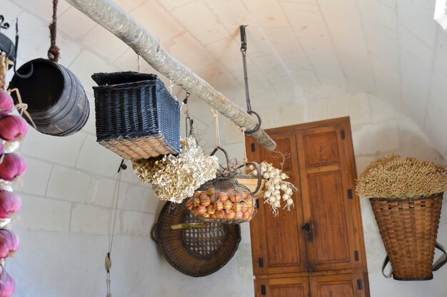 Cocina con cestas de paja en el castillo de Chenonceau