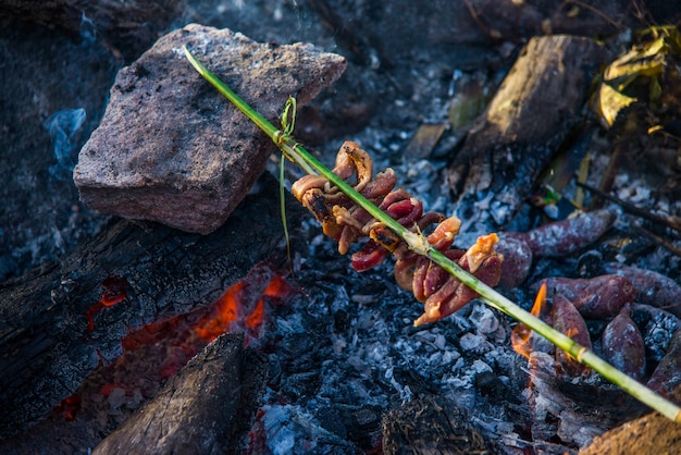 Cocina de chef gourmet por la mañana utilizando una parrilla de bambú