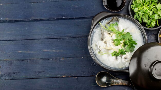 Cocina china Congee con rodajas de pescado en cazuela