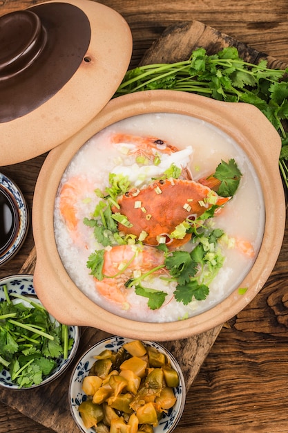 Cocina china: una papilla de mariscos a la cazuela.