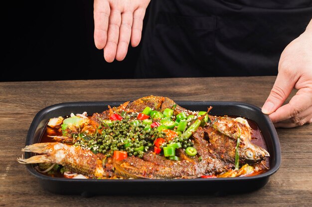Cocina china: un plato de pescado asado picante