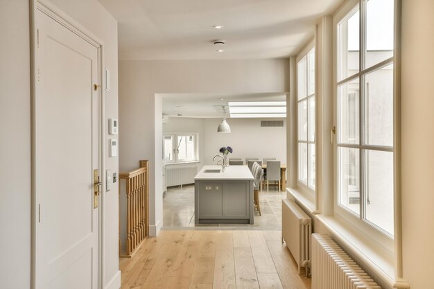 una cocina y un comedor con grandes ventanas y madera