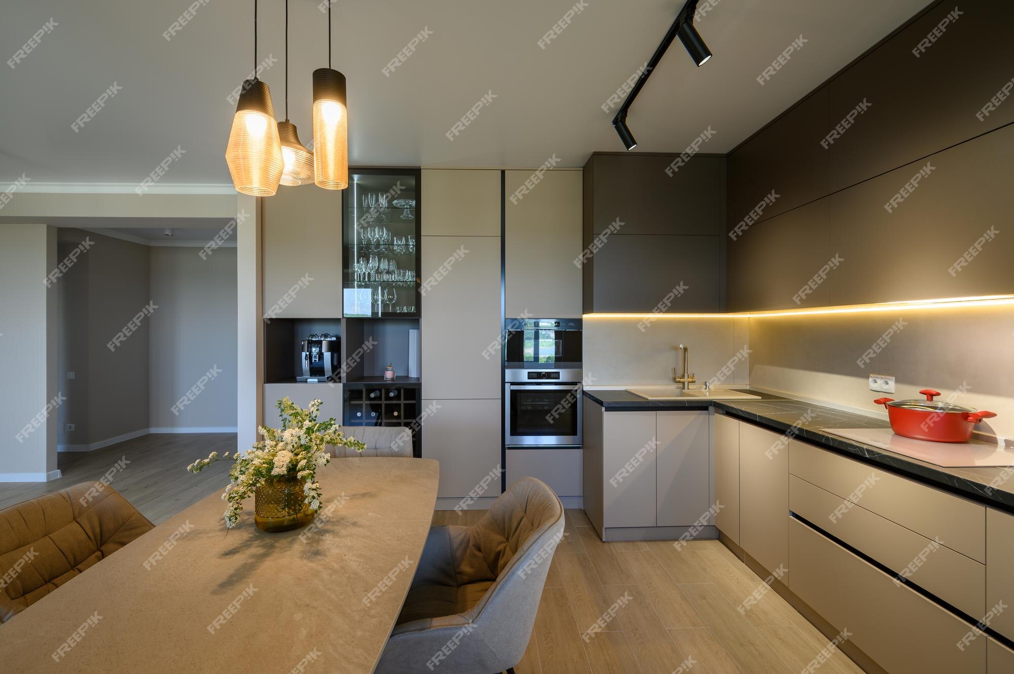 Cocina y comedor lujosos grises modernos grandes en apartamento del estudio | Foto Premium Cocina y comedor lujosos grises modernos grandes en apartamento del estudio | Foto Premium