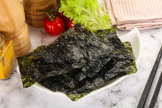 Foto cocina coreana patatas fritas nori en el cuenco