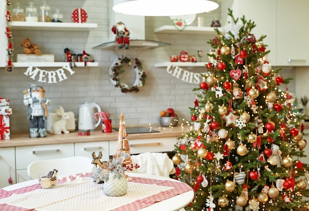 Cocina con decoración navideña