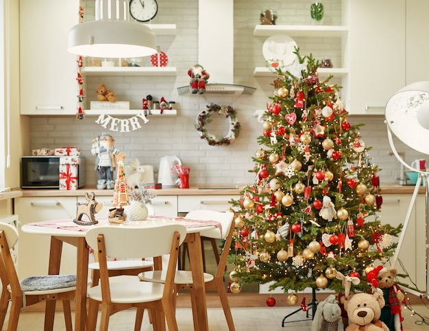 Cocina con decoración navideña