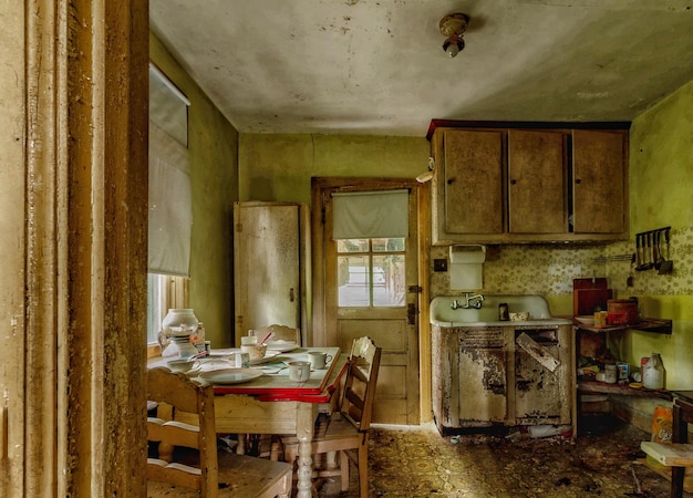 Foto cocina dentro de una casa abandonada