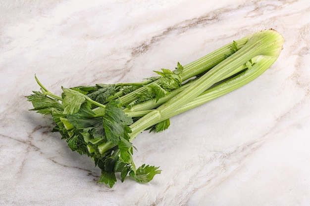 cocina dietética vegana tallos de apio con hojas