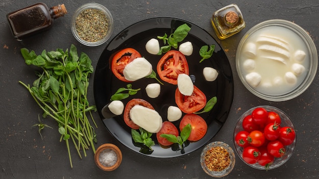 Cocina e ingredientes para ensalada caprese