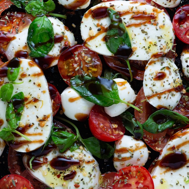 Cocina e ingredientes para ensalada caprese