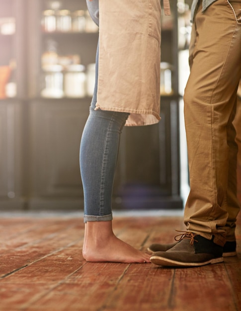 La cocina es el corazón del hogar Captura recortada de una pareja de pie cerca uno del otro