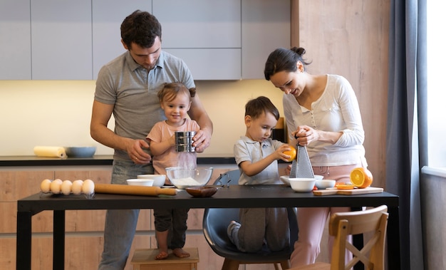 Foto cocina familiar de tiro medio