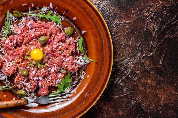 Cocina francesa Tartar de ternera con yema de huevo cruda.