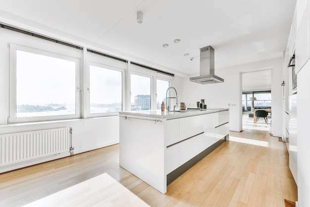 Cocina de galera moderna con gabinetes de madera y diseño minimalista en ático estudio con paredes blancas