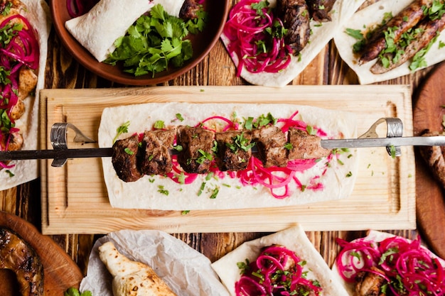 Foto cocina georgiana caucásica khachapuri tradicional y carne a la parrilla