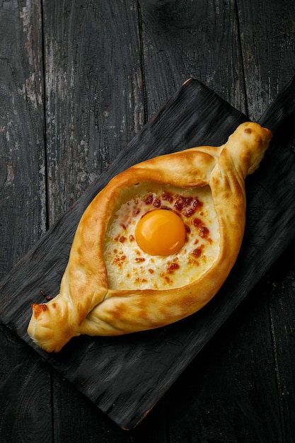 Cocina georgiana Khachapuri en una mesa de madera