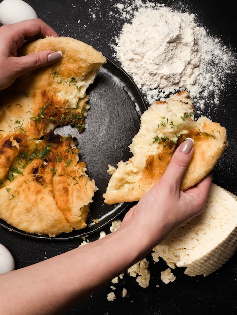 Foto cocina georgiana khachapuri preparada